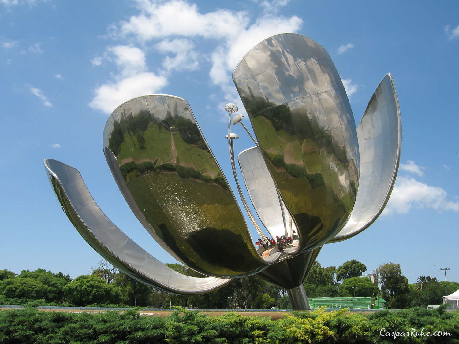 Floralis Generica